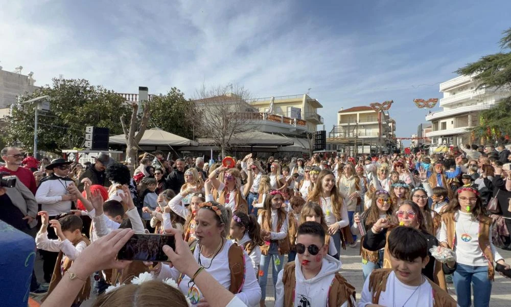 Πάνω από 20.000 μικροί καρναβαλιστές στους δρόμους της Πάτρας - Στο 90% η πληρότητα